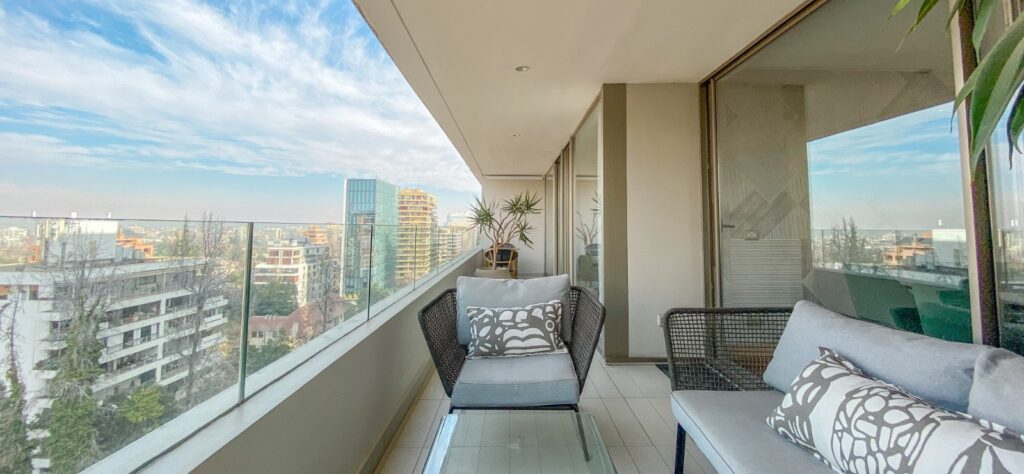 Terraza amoblada con sofás y vista despejada a edificios en Las Condes, en departamento de Callao 3860.