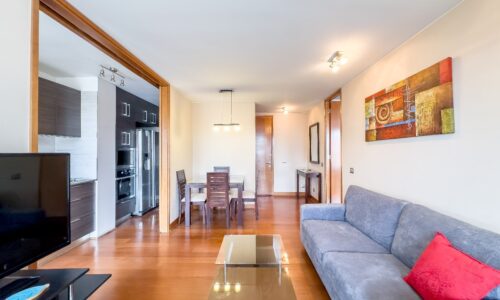 Living comedor amoblado con vista despejada hacia el sur en departamento de Callao 3860, El Golf.