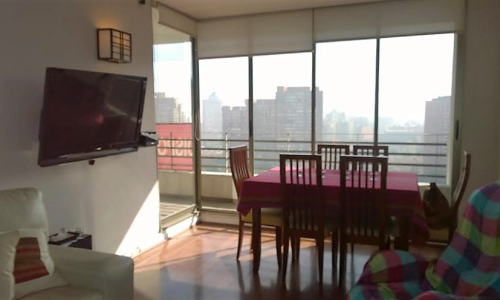 Departamento amoblado en Los Militares 5151, Las Condes – 2 dormitorios, 2 baños, piso alto y excelente conectividad.