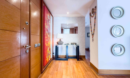 Departamento amoblado en Saturno con tres dormitorios y sala estar.