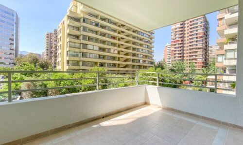 Living comedor con salida a terraza, piso flotante y gran ventanal