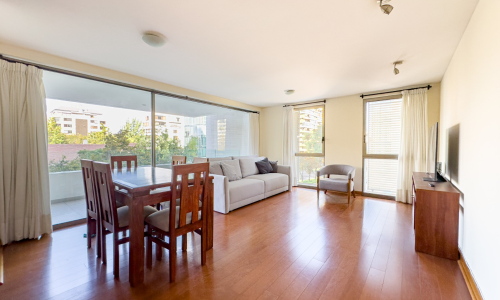 Foto del living de departamento amoblado en Callao 3800, con muebles modernos, vista sur y excelente iluminación.