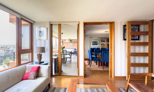 Living comedor amoblado con vista despejada en departamento de Hermanos Cabot.