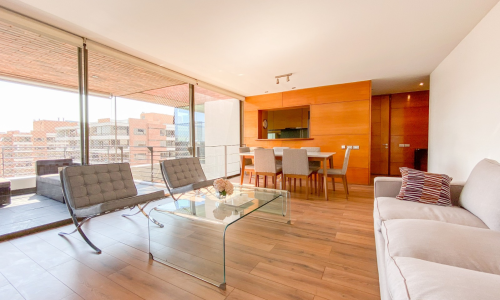 Departamento amoblado de 3 dormitorios con sala de estar en edificio Saturno, ideal para expatriados.