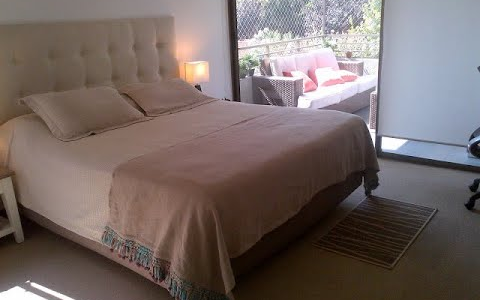 Dormitorio amplio y luminoso, completamente amoblado en