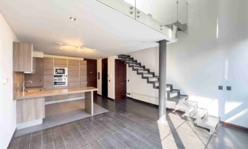 Loft amoblado de 1 dormitorio en Presidente Riesco, El Golf, arriendo 34 UF, vista despejada.